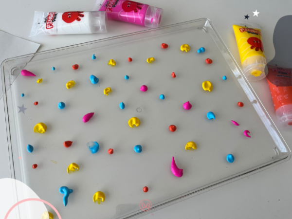 jarne-obrazky-s-vatovymi-tycinkami-podlozka-s-farbami